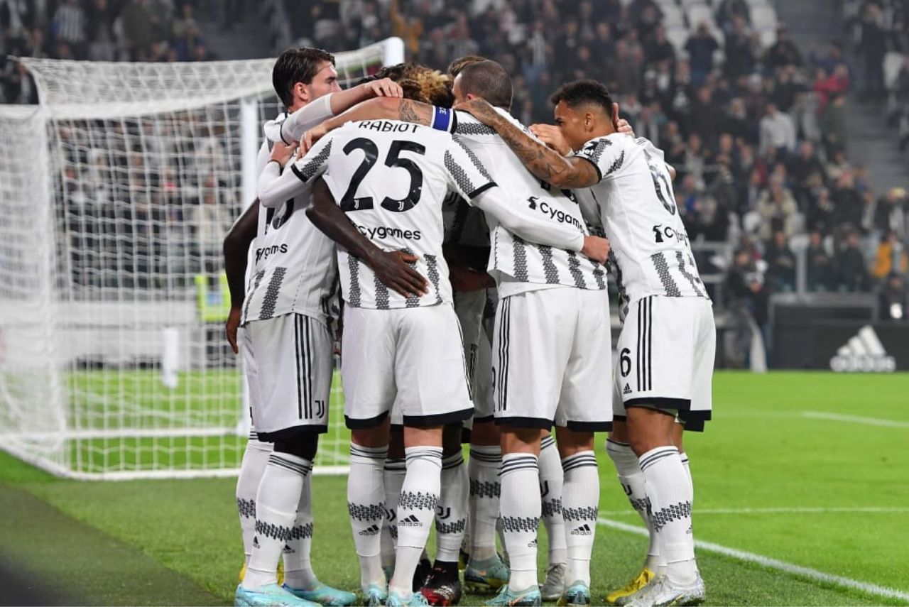 Juventus é investigada: Jogadores da Juventus se abraçam em jogo contra o Empoli