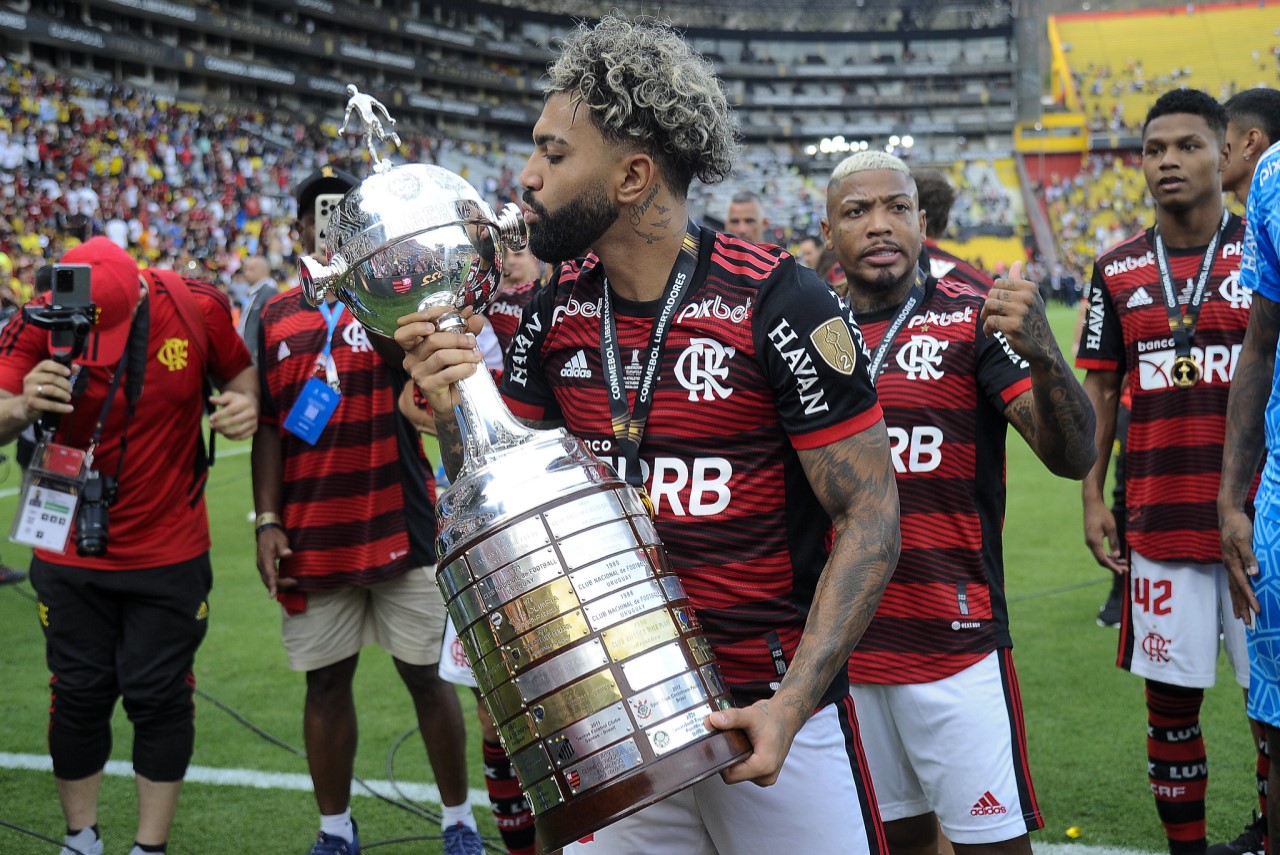 Atacante Gabigol, do Flamengo, com a taça da Copa Libertadores da América