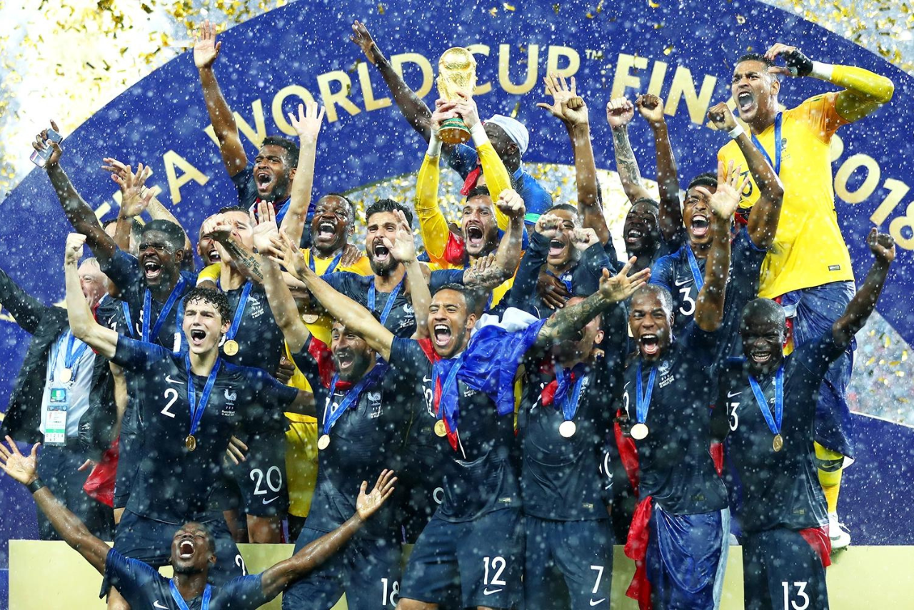 Jogadores da França levantam a Copa do Mundo 2018