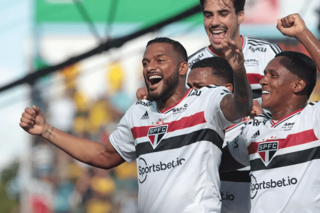 Lateral esquerdo Reinaldo, do São Paulo, na mira do Fluminense
