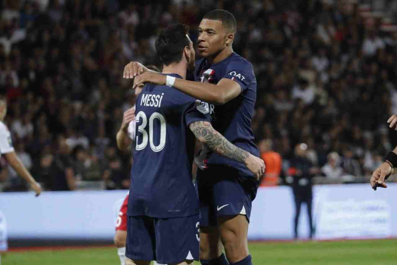 Relação de Messi e Mbappé: Argentino não fala sobre final da Copa do Mundo com francês; Entenda - Messi e Mbappé se abraçam após gol do PSG