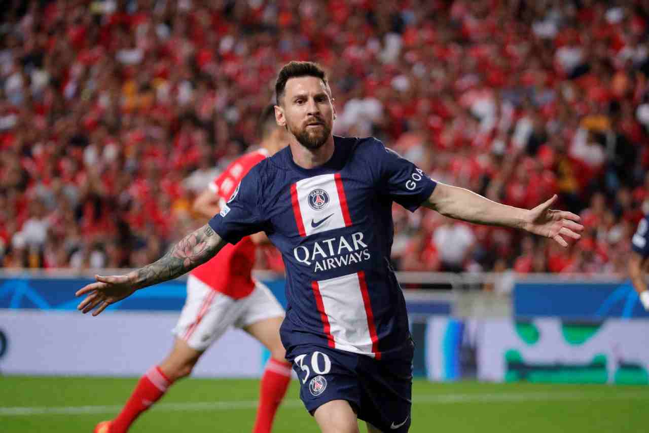 Messi volta aos treinos: Atacante Lionel Messi, de braços abertos, comemora gol pelo PSG em 2022