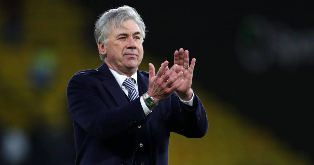 Presidente da CBF admite que aguarda Ancelotti: Treinador do Real Madrid, Carlo Ancelotti aplaude em direção ao campo