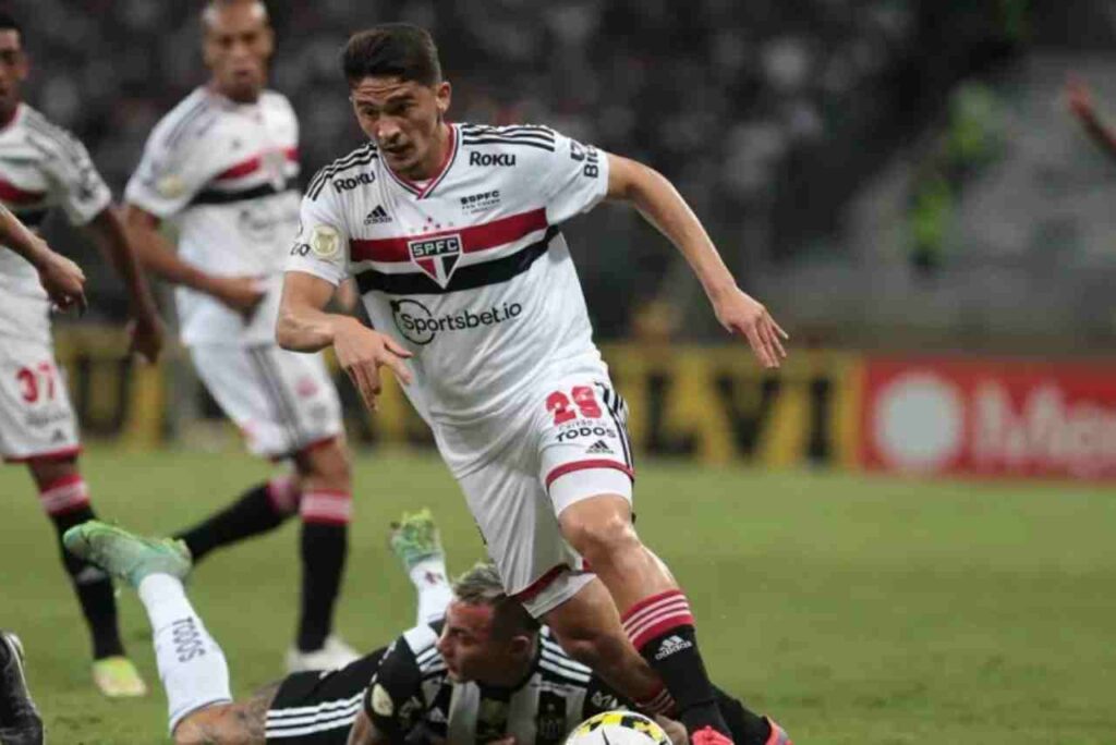 Clube da Premier League tem interesse em joia do São Paulo; veja detalhes