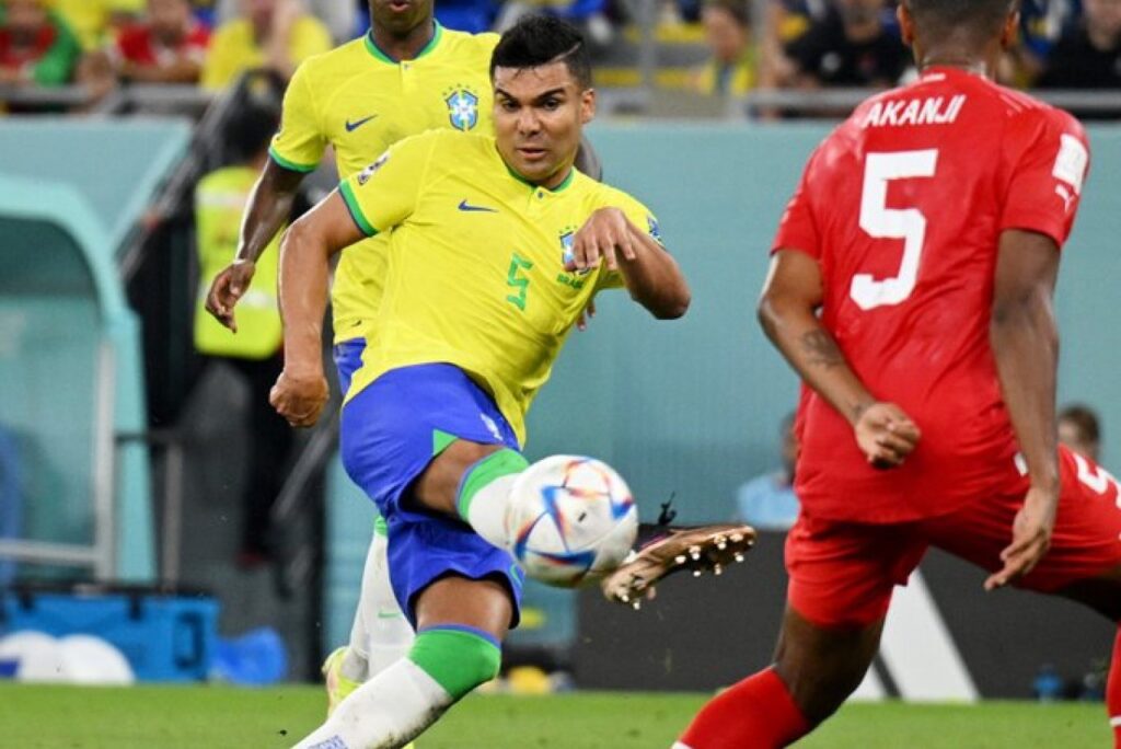 Volante Casemiro finaliza em jogo do Brasil contra a Suíça na Copa do Mundo 2022