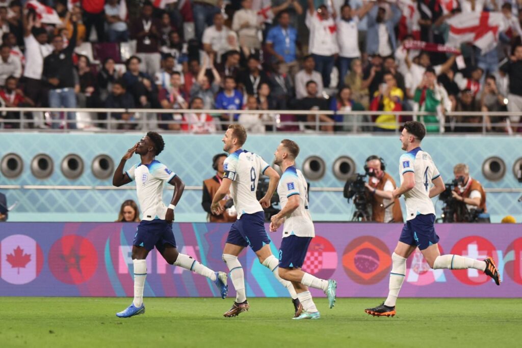 Inglaterra goleia Irã na estreia da Copa do Mundo