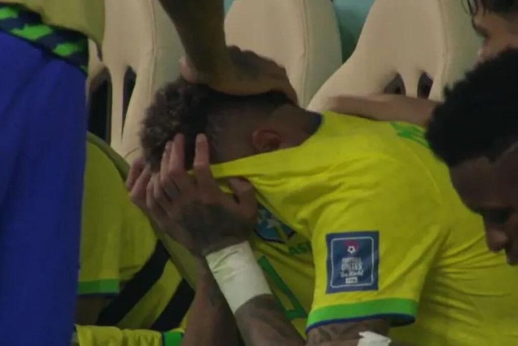 Neymar chora após sair com dores na estreia