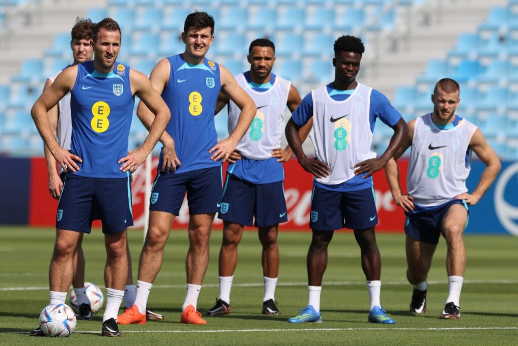 Inglaterra sofre com calor no Catar e faz "gambiarra" no treino; Confira