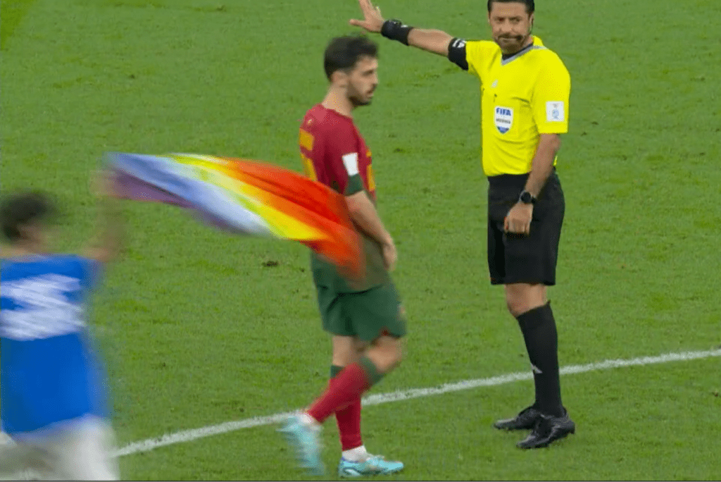 Manifestante com bandeira LGBTQIA+ na Copa do Catar