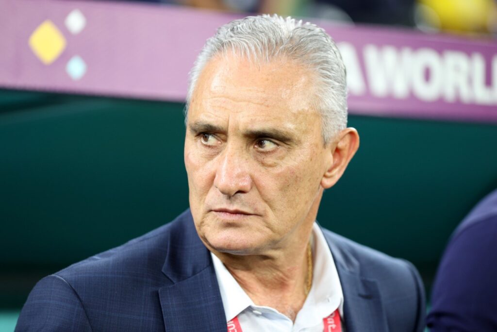 Tite rejeita propostas: Em 1º plano, treinador Tite em área técnica da Seleção Brasileira na Copa do Mundo 2022