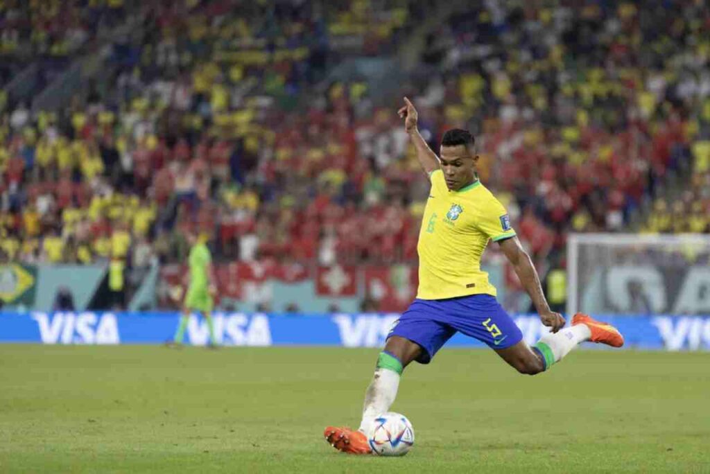 Alex Sandro tem lesão no quadril e desfalca o Brasil ante Camarões; veja detalhes