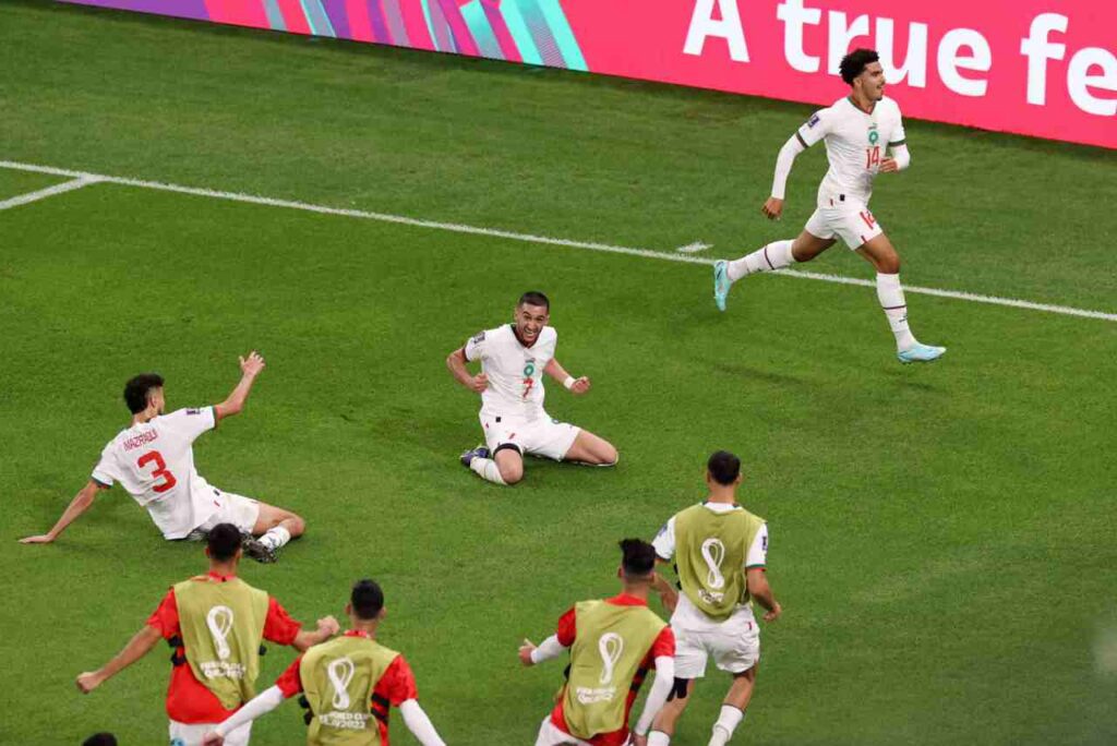Convocação de Marrocos: Jogadores da Seleção do Marrocos comemoram vitória sobre a Bélgica na Copa do Mundo 2022