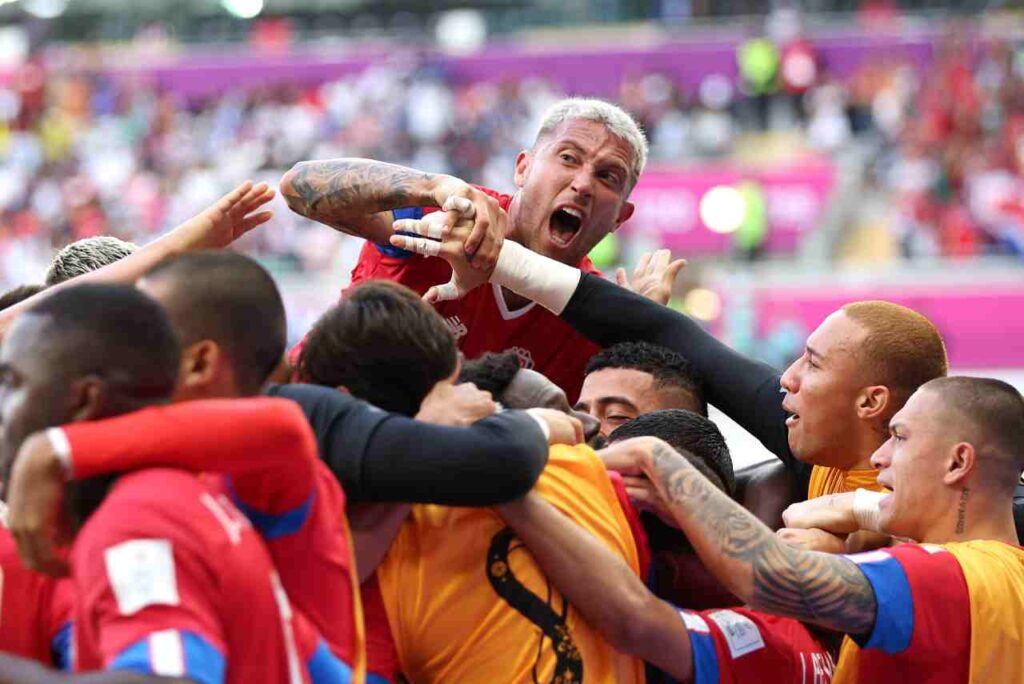 Costa Rica bate Japão, ajuda Alemanha e embola Grupo E da Copa do Mundo