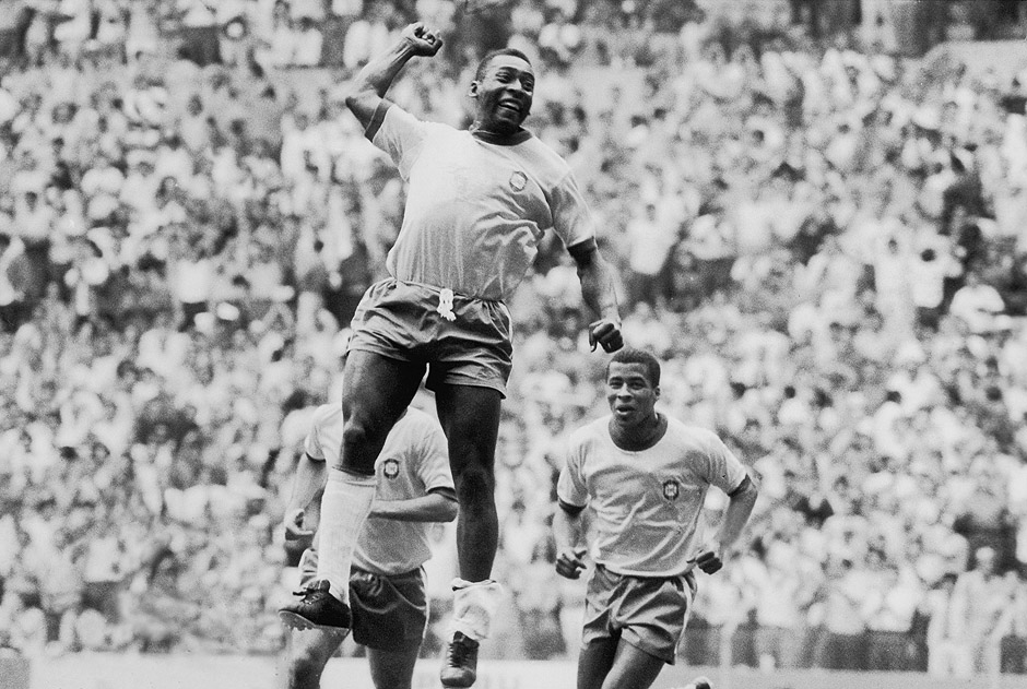 Pelé e Jairzinho comemorando gol contra a Checoslováquia, Copa do Mundo de 1970, no Estádio Jalisco.