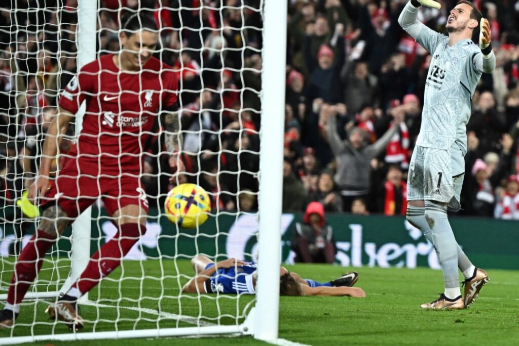 Liverpool bate Leicester com 2 gols contra bizarros de zagueiro belga