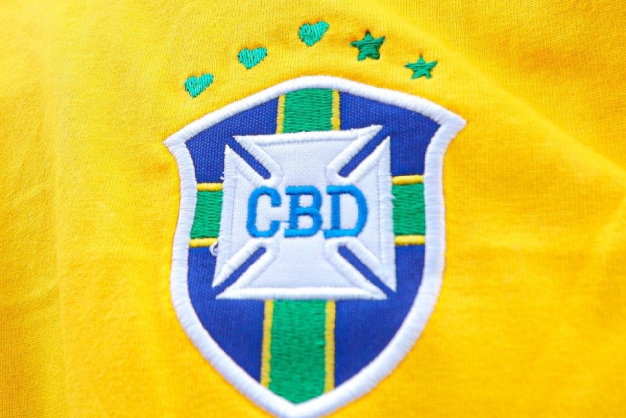 Homenagem a Pelé? Conmebol sugere mudança no escudo da CBF na camisa do Brasil; Entenda