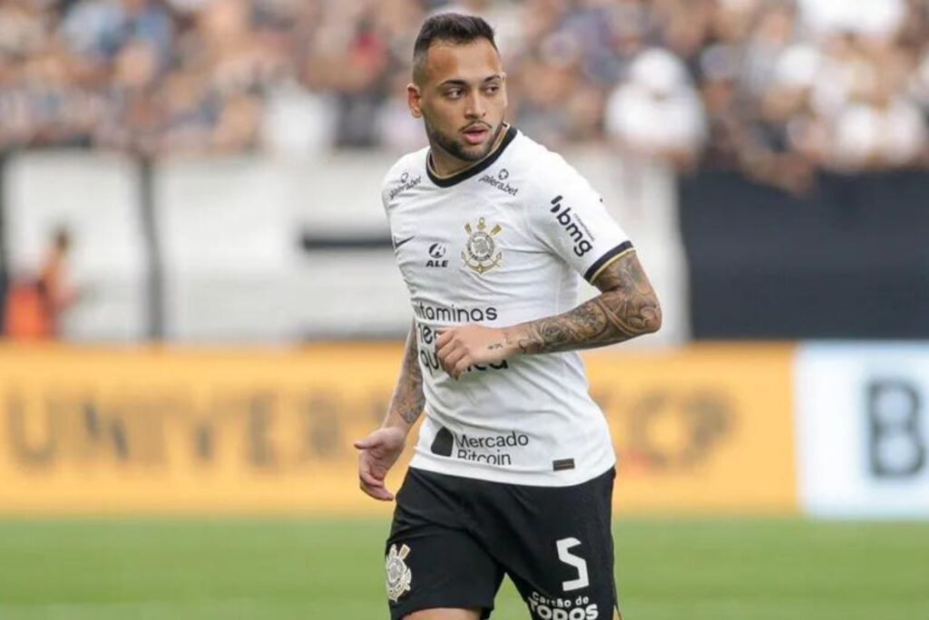 Corinthians acerta permanência de Maycon. O volante aparece na foto vestindo o uniforme do time.