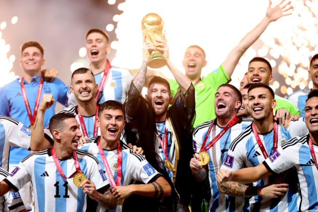 Jogadores da Seleção Argentina com a taça da Copa do Mundo de 2022