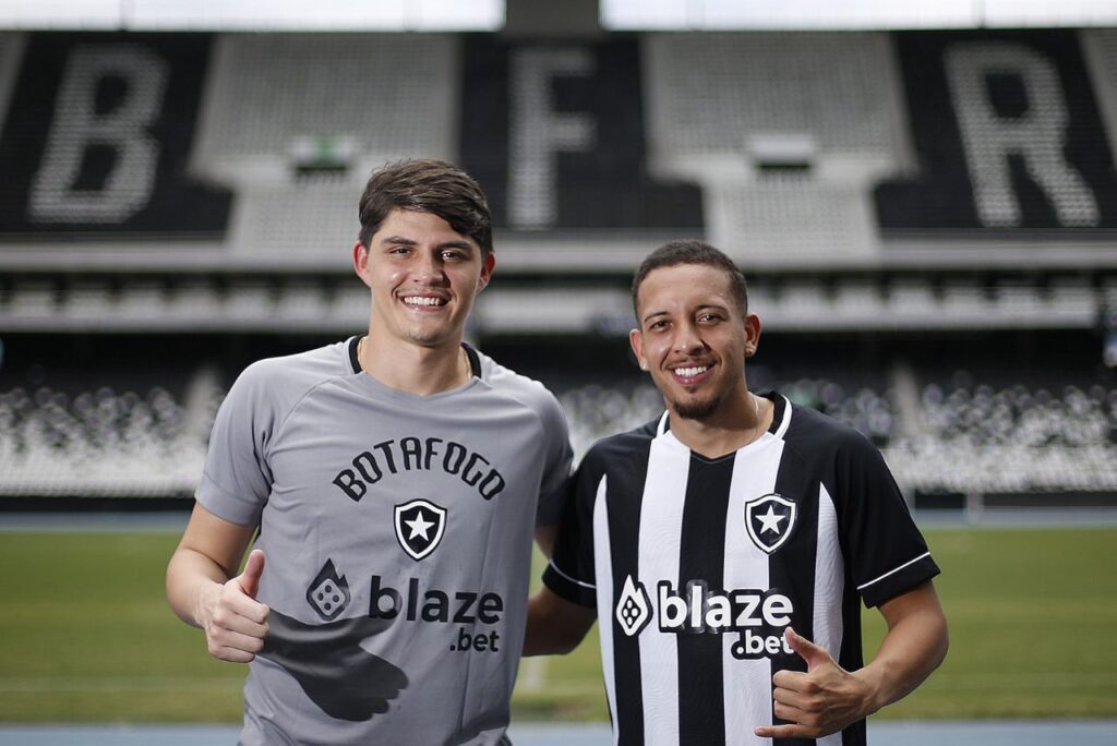 Goleiro Luiz Fernando e atacante Caio Vitor, do Botafogo