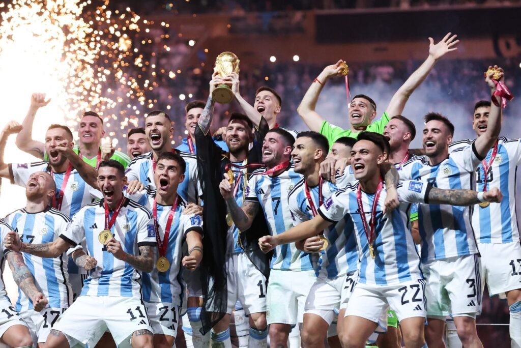 Ranking da Fifa: Levantando a taça, jogadores comemoram título da Argentina na Copa do Mundo