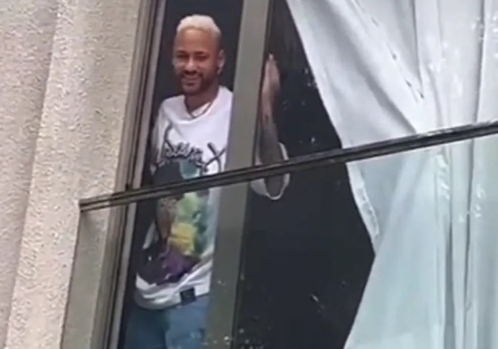 Neymar aparece em janela em sua casa em São Paulo
