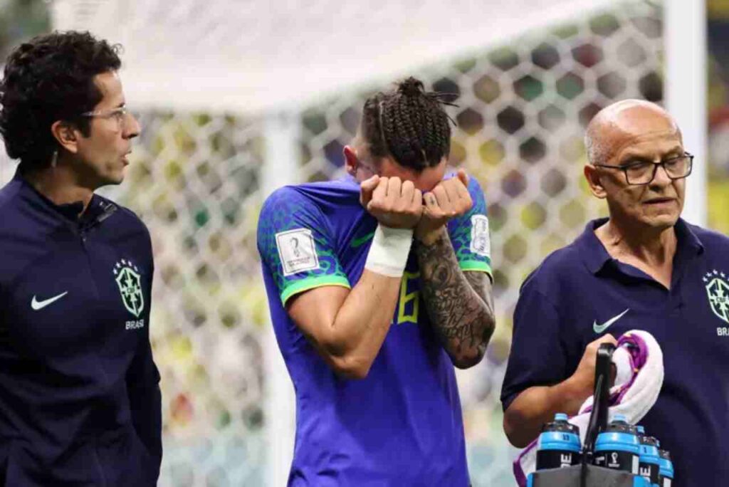 Alex Telles sofre lesão sai chorando em derrota do Brasil ante Camarões