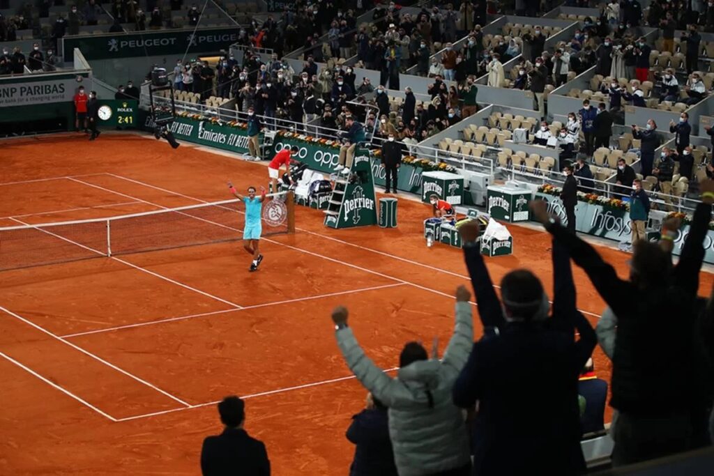 Quadra de tênis de saibro do torneio de Roland Garros.