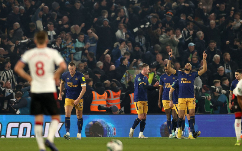 Newcastle largou na frente na ida da semifinal da Copa da Liga Inglesa.
