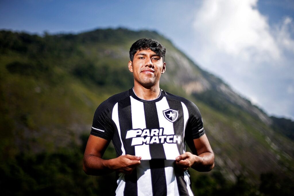Botafogo contrata zagueiro bicampeão da Sul-Americana