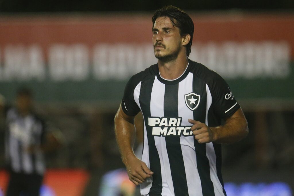 Botafogo vence Madureira e cola no G4 do Campeonato Carioca