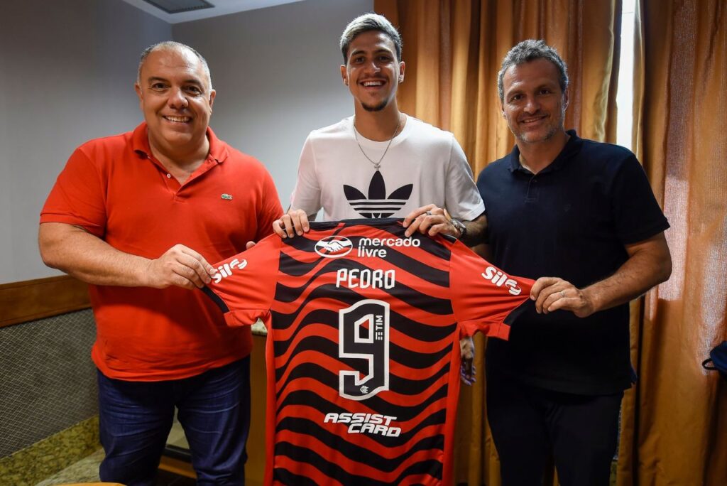 Atacante Pedro, posa com a camisa do Flamengo após renovar contrato