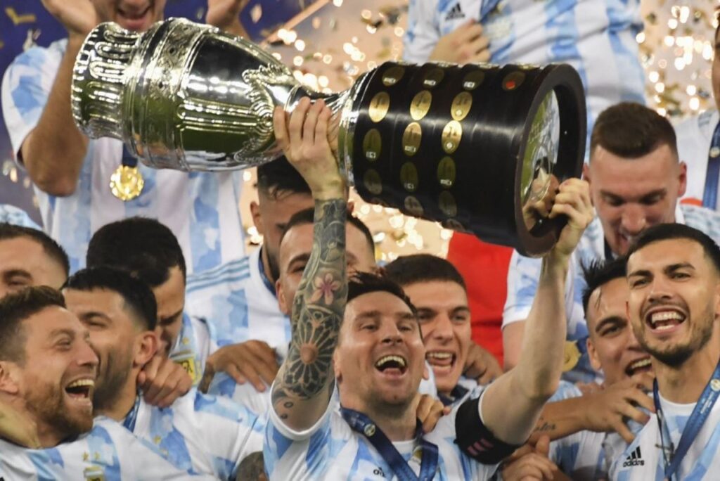 Atacante Lionel Messi, com taça da Copa América pela Seleção Argentina