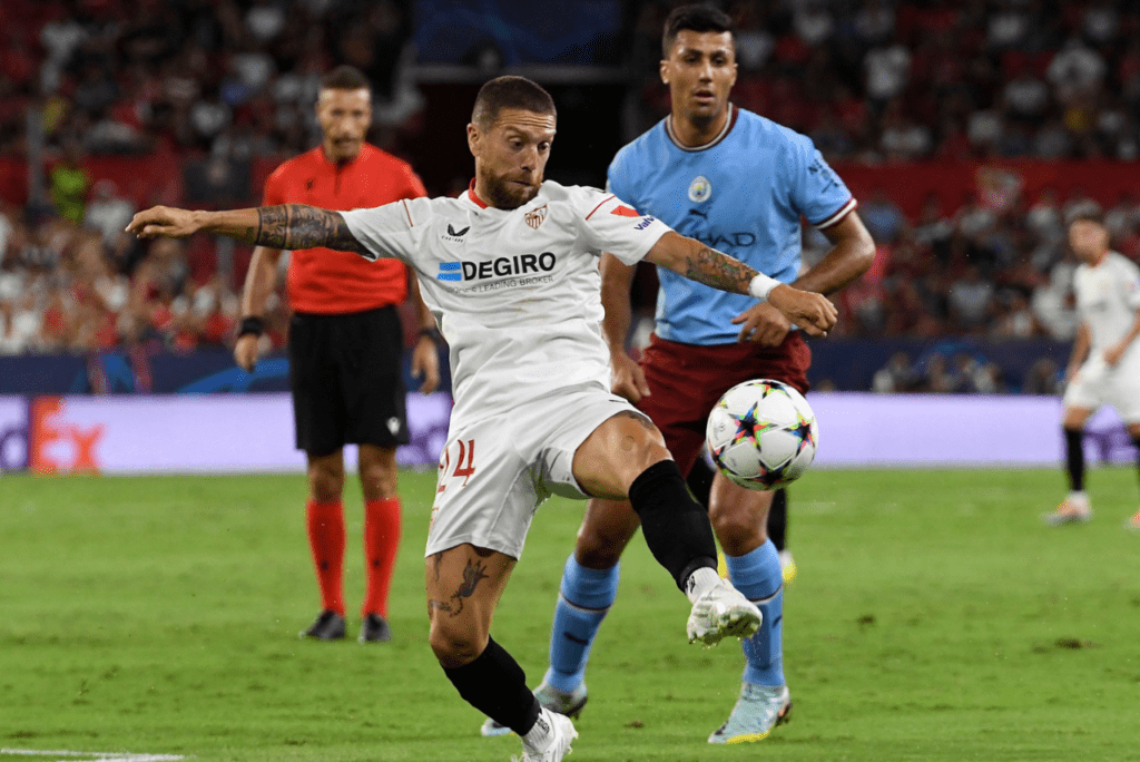 Atacante Papu Gómez em jogo entre Sevilla e Manchester City