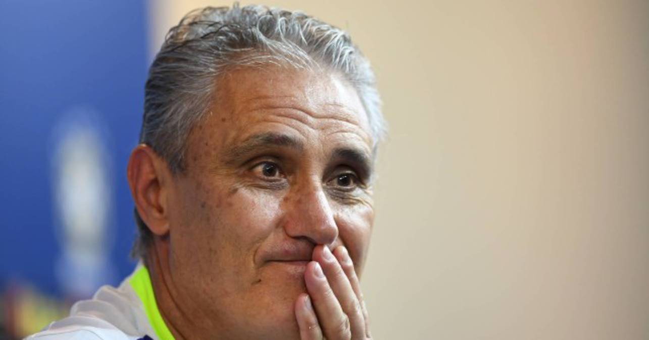 Corinthians quer Tite: o rosto do treinador aparece em foco da imagem. Ele está com a cara preocupada e com as mãos na boca.