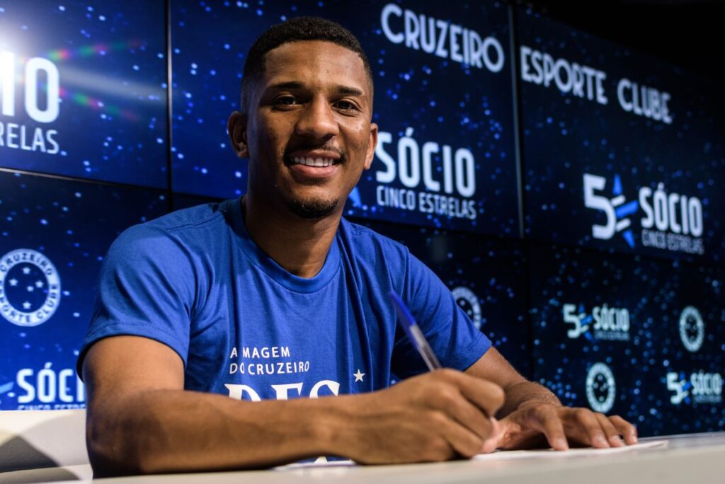 Cruzeiro contrata Matheus Davó