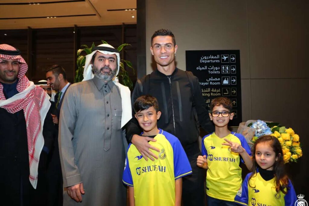 Salário de Cristiano Ronaldo. Quanto o craque vai ganhar no Al-Nassr? Na foto, CR7 aparece ao lado de um Sheik