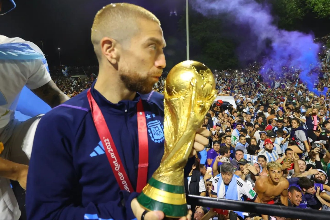 Meia Papu Gómez beijando taça da Copa do Mundo de 2022, pela Seleção Argentina