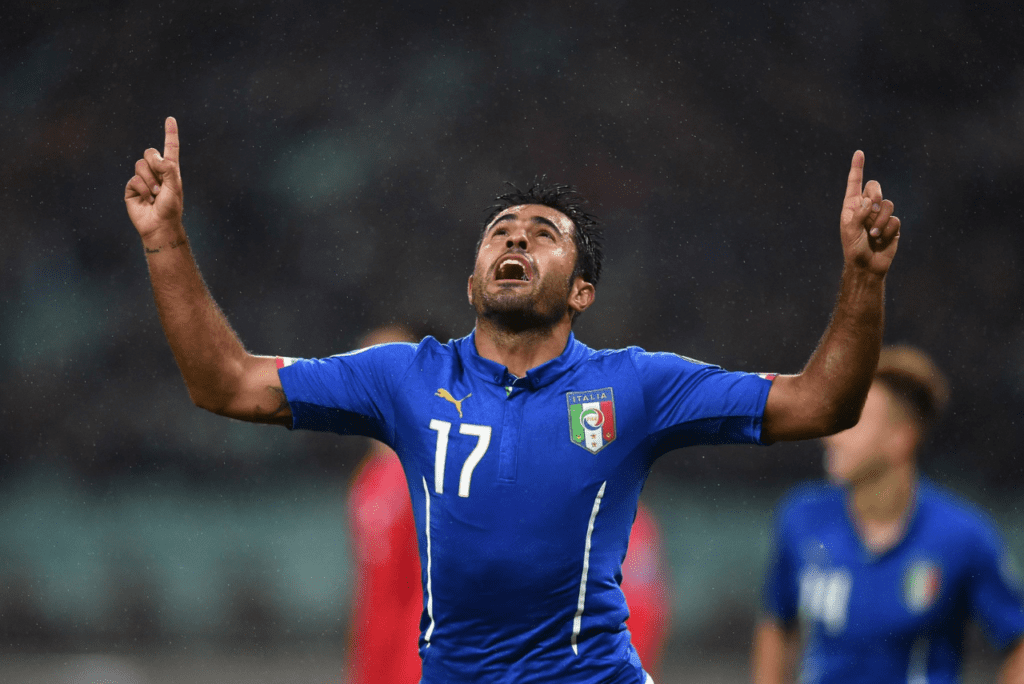 Atacante Éder Citadin comemora gol na Seleção Italiana