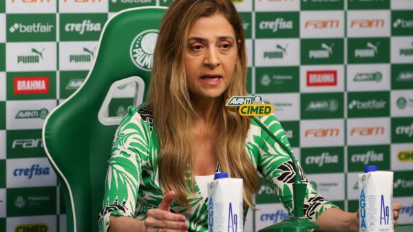 Leila Pereira, presidente do Palmeiras, concede entrevista coletiva na sala de imprensa do clube