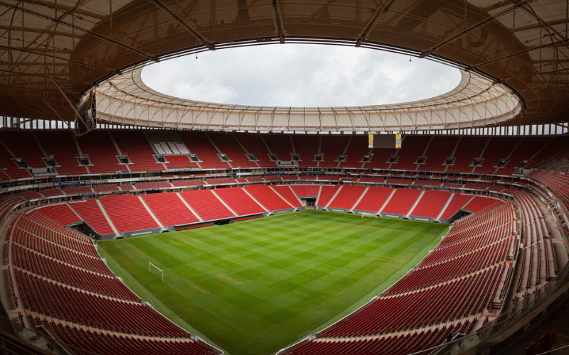 Estádio do Mané Garrincha, com o gramado e cadeiras vazias