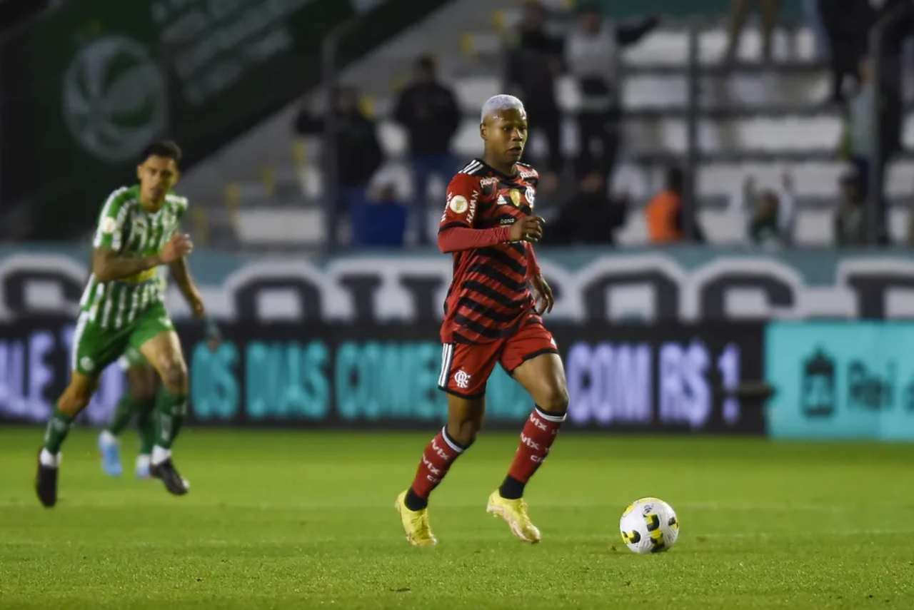 Meia Matheus França domina a bola em jogo do Flamengo contra o Juventude em 2022