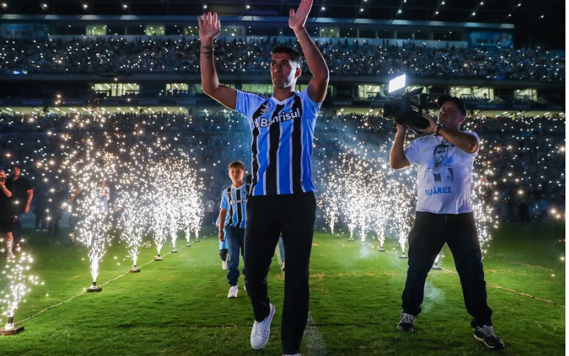 Suárez é apresentado pelo Grêmio diante de um grande público.
