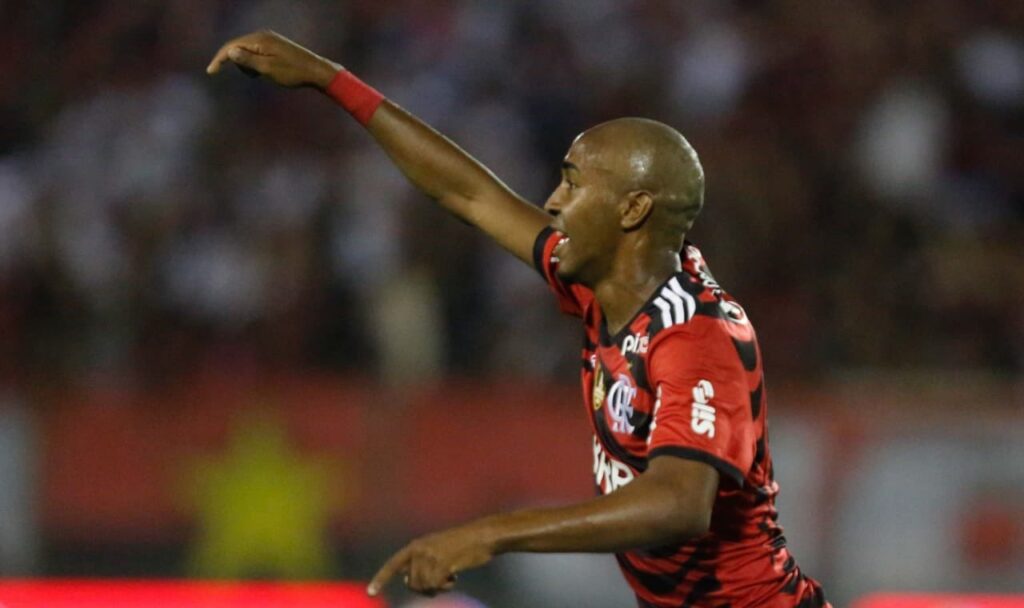 Flamengo atua com jovens e Lorran, de 16 anos, marca o gol de empate