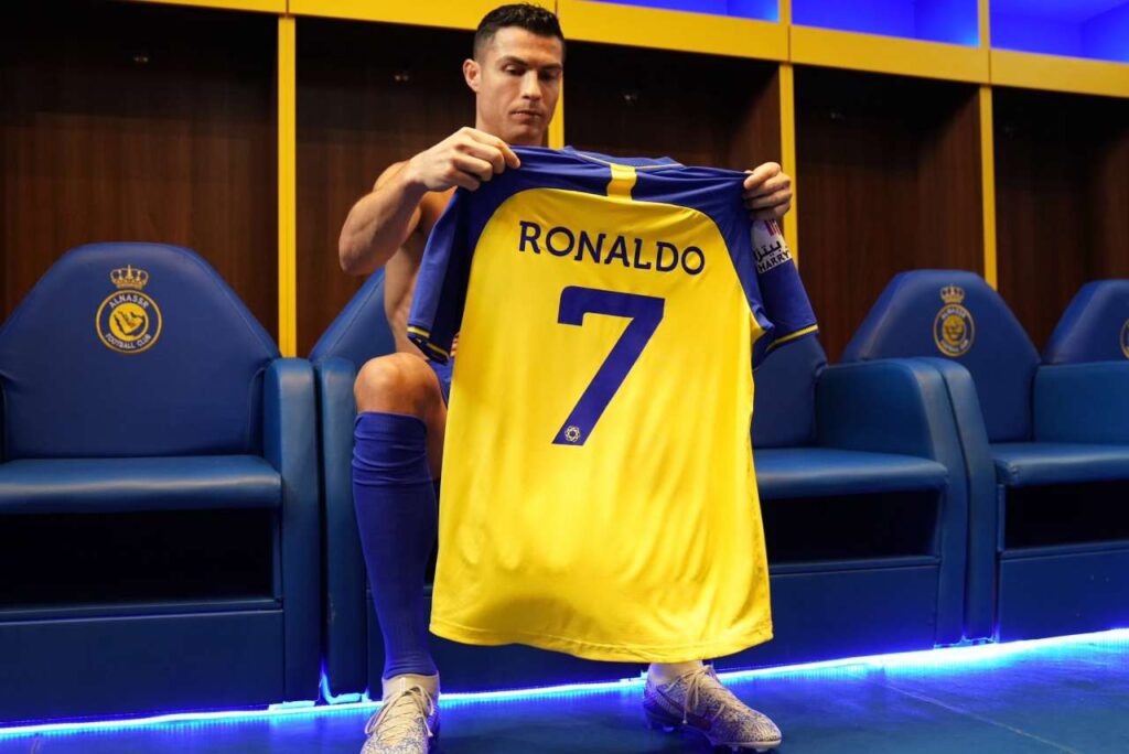 CR7 quer sair do Al-Nassr: Atacante Cristiano Ronaldo segura camisa do Al-Nassr no vestiário do clube