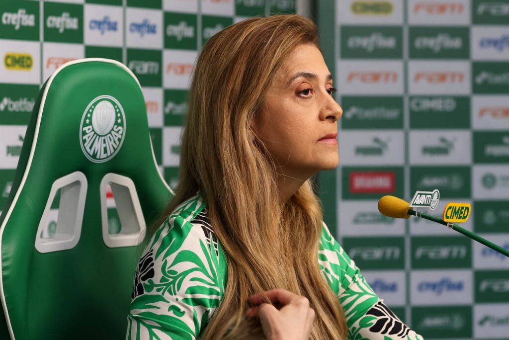 Leila Pereira critica o Flamengo: "soberba enorme" e "Palmeiras não vai se curvar" - Leila Pereira, presidente do Palmeiras, concedendo entrevista coletiva na sala de imprensa do Verdão
