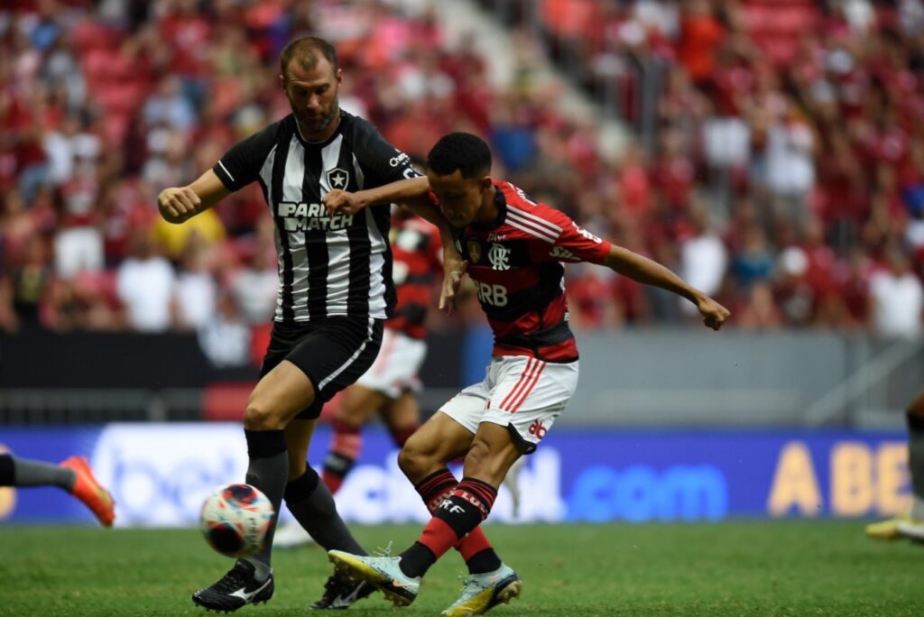 Flamengo vence o Botafogo com gol relâmpago e segue líder do Cariocão