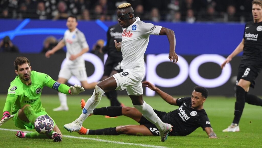 Napoli vence Eintracht Frankfurt fora de casa pela ida das oitavas da Liga dos Campeões