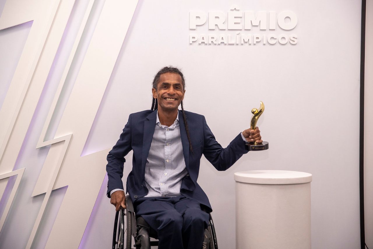 Tenista Ymanitu Silva com troféu do Prêmio Paralímpicos