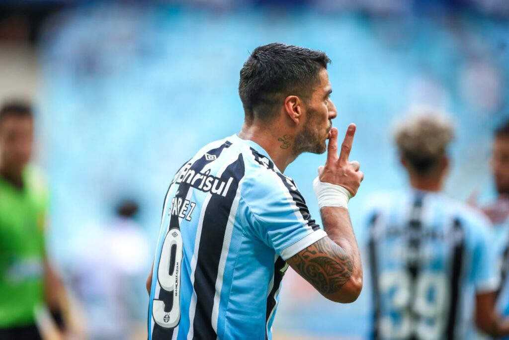 Atacante Luis Suárez comemora gol do Grêmio contra o Aimoré