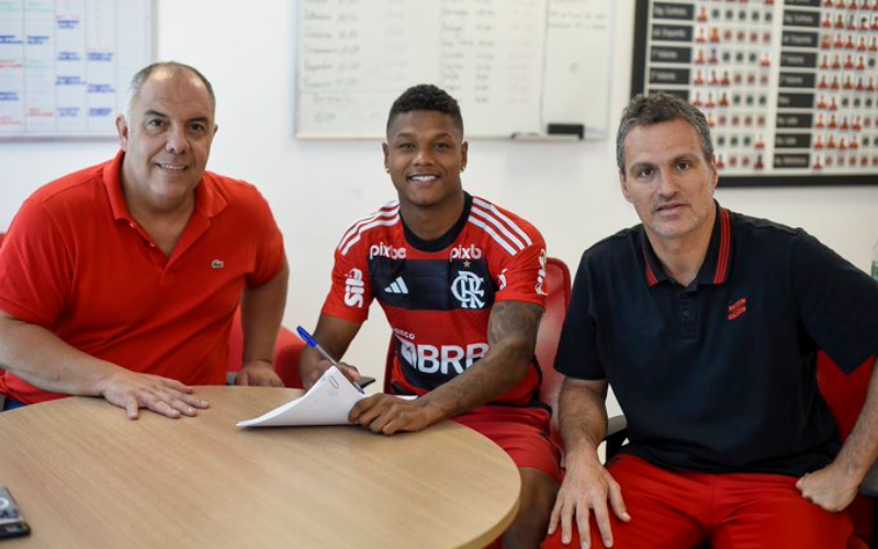 Flamengo anuncia renovação de contrato de joia.